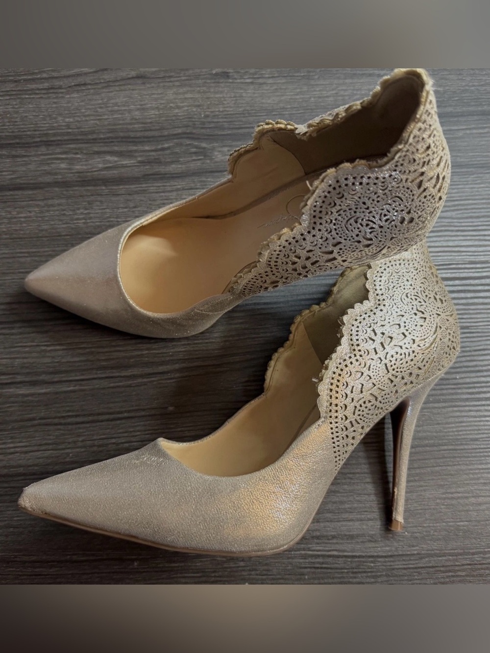 GUC  Jessica Simpson Metallic Pointed Toe Pumps Heels Gold TooledLace sz 10M